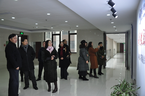 余龙进书记向来访同行介绍马院环境