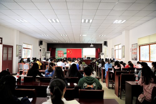 张坤博士为 色色视频
部分发展对象和预备党员在鸭兰村文化礼堂讲解中国共产党的光辉历史